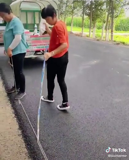 Simple but precise manual marking line skill for the newly built roads at rural areas at China. #china #chinaroad #chinaconstruction #roadbuilding