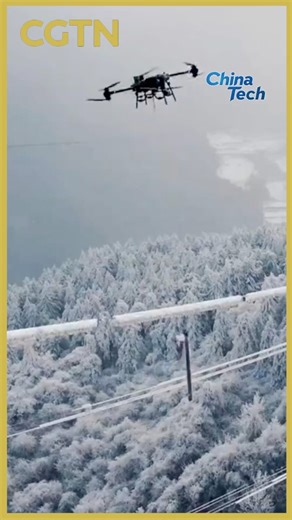 China has come up with yet another ingenious use for drones – fighting the freeze. The UAVs can clear out cables either by knocking ice off with a metal stick or by deploying autonomous robots that rid high-voltage lines of deposits as they glide along. #ChinaTech | CGTN