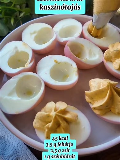 Kaszinótojás, ami tényleg finom🥚 Életmódváltás alatt nem kell lemondanod a krémes, “bűnös” ízekről – csak okosan kell cserélni 👇 Ez a verzió: ✨ majonéz helyett könnyebb alapokkal készül ✨ kevesebb kalória, mégis full krémes ✨ és ami a legjobb: tele van fehérjével Igen, ez egy igazi fehérjebomba 💪 Segít, hogy tovább jóllakott maradj, és ne nyúlj nasik után két étkezés között. A hagyományos kaszinótojás finom, de általában tele van zsírral és gyorsan “elfogy” a hatása. Ez viszont könnyebb, fris