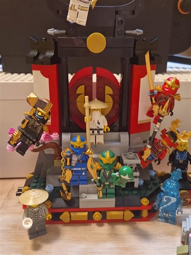 🔥 LEGO NINJAGO DRAGONS RISING SAISON 4 REVEALS OFFICIEL SETS DISPLAY 15 ANS MONASTERE 2026 LEGO STORE LEAKS 😱 Rejoignez cette chaîne pour bénéficier d'avantages exclusifs : https://www.youtube.com/channel/UCpWIw0Hne1CbGKd03S4reWQ/join Où sont les fans de Ninjago en 2024 ? J'EN VOIS PLUS 😭 ABONNE TOI ! : JOFROST25 #lego #legoleaks #legonews #legoreviews #review