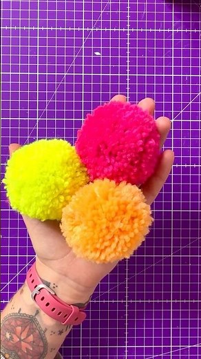 Step-by-step tutorial on how to make a pom-pom using a clover pom-pom maker! #pompommaker #diypompom