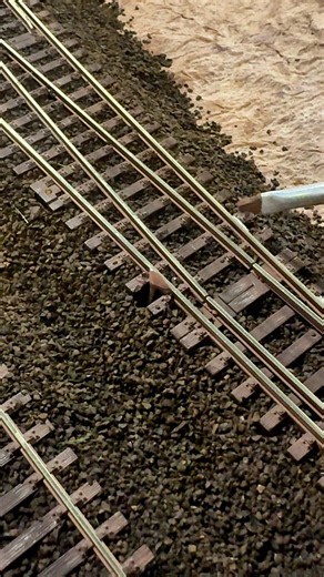 295K views · 1.8K reactions |  Malowanie przyłączy prądowych! ⚡ Każdy detal ma znaczenie — nawet najmniejsze elementy muszą wyglądać perfekcyjnie ✨ #painting #details #railway #GigaMakietaPolski #MicroCityPL | Makieta Micro City PL - Projekt Giga Makieta Polski | Facebook