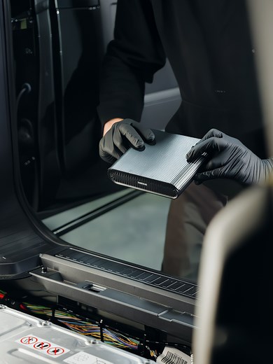 Install Thinkware U1000 Dash Cam on Defender 110