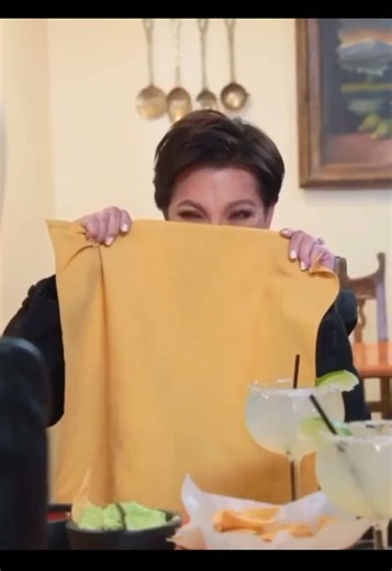 Omg 😂 I can’t stop laughing 😅 haha I love this episode @Kris #khloekardashian #KrisJenner #kardashians #Funny #Laugh