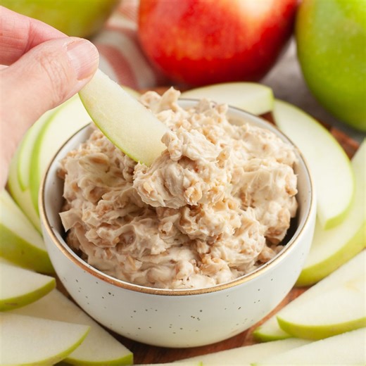 Toffee Apple Dip #toffeeapple #appledip #dessertdip #easydessertrecipe #toffeechips | Foodlovinfamily