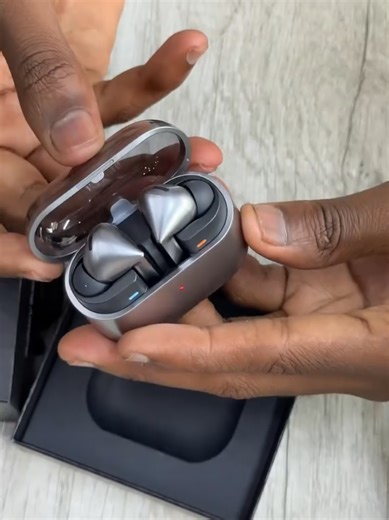 Battery life for days. Sound that blows my old earbuds out of the water. Worth every penny. 👌 What's your must-have feature in wireless earbuds? #TechReview #WirelessEarbuds #Samsung #TECHHIVEUG