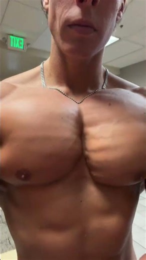 Chest pump was crazy today 😵‍💫. . . #pecs #chest #muscle #bodybuilding #fitness