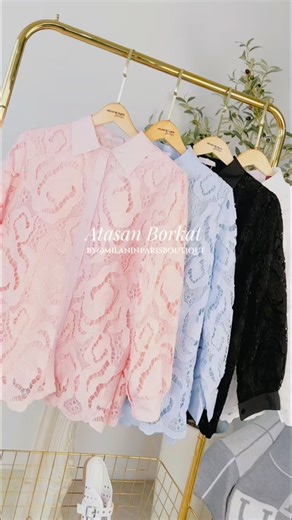 Milan In Paris Boutique on Instagram: "Atasan cantik🎀 Normal Rp 168.000 Member Rp 160.000 Ready 4 warna : • White • Pink • Blue • Black code : 1767-18-168 Ld 108cm"