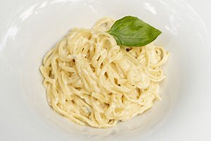 Más fácil que la carbonara y sin añadir nata, la pasta queda más cremosa y ligera con esta versión rica en proteínas