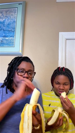 "Banana Challenge: Who Eats It Faster - Me or My Daughter?" ‪@MsTTMixVlogs‬