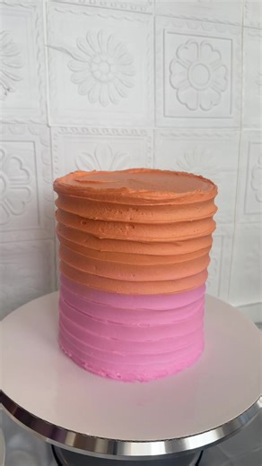 ombre frosting 🩷🧡 #buttercreamcake #ombre #pink #orange #cakedecorating