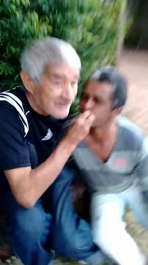 Bêbados velhos se beijando