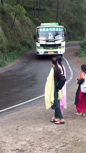 Gadi shimla station se ai 🥰🧿🚩 ap kon se college mai padte hau ❣️ . Bhagnal bus service 🩷 . Clg vale comment mai ao . #trending #virals #viralshorts #bus #driver #travel #explore #collegelife #highlight #like #comment #hp #solan #rajgarh #shimla #viralshorts . 🥰💕 | Gagan Clicks
