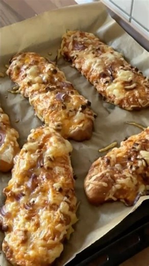 Laugengebäck mit Käse überbacken 🥖🧀 #yummy