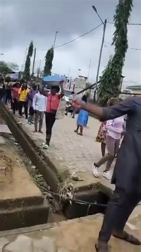 #2025polls Long Queues at ELECAM Office in Douala as Voters Rush to Collect Their Cards An unending line of people was seen at one of the ELECAM offices in Douala today, as citizens turned out in large numbers to collect their voter’s cards ahead of the upcoming elections. | Kum Leonard Official