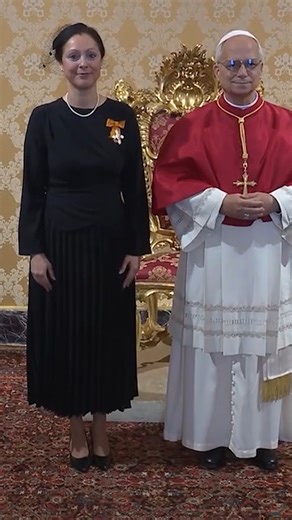 The beautiful moment the Greek Ambassador to the Vatican presents her credentials to Pope Leo XIV. On November 15, 2025, Greece’s Ambassador to the Holy See, Despina Poulou, was received at the Apostolic Palace in Vatican City by Pope Leo XIV. The ceremony marked the official beginning of her mandate as Greece’s representative to the Vatican. Diplomatic sources noted that her tenure will focus on deepening cultural ties, interfaith dialogue, and collaboration on global humanitarian initiatives. 
