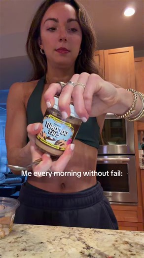 Hot Girls' Morning Vitamin and Mineral Routine