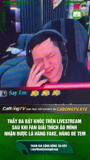 🔥 LỬA LỚN TRONG ĐÊM: THẦY BA BẬT KHÓC NGAY TRÊN STREAM SAU KHI FAN BÓC RA ÁO FAKER CỦA MÌNH LÀ HÀNG FAKE Các conan online tại kênh chat vừa soi ra loạt chi tiết bất thường về chiếc áo VPB tặng Thầy Ba, nghi vấn là hàng... loại 2 đè tem ✅ Phát hiện Staff Hàn Quốc mặc 1 chiếc áo tương tự và đã đem về nước. ✅ Sau Fan Meeting, T1 đi ăn thịt nướng (có bánh kem fan Việt tặng) cho thấy Chủ tịch Faker vẫn đang mặc áo khoác. => Nếu Faker mặc áo đi ăn, thì VP lấy áo tặng Thầy Ba vào lúc nào? Sau khi nghe