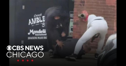 Man robbed at gunpoint in broad daylight in West Loop