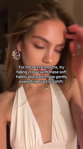1️⃣Wake up before the chaos starts Even if it’s just 15-30 minutes earlier - that quiet moment before everyone needs you can change the tone of your day. Use it to stretch, breathe or simply sip something warm in peace. 2️⃣Brain dump before bed Not a fancy journal session - just a quick note in your phone or notebook: ✨What’s on your mind ✨What you’re grateful for ✨Anything you want to let go of before sleep It helps clear the mental tabs and invites deeper rest. 3️⃣Learn something light, just f