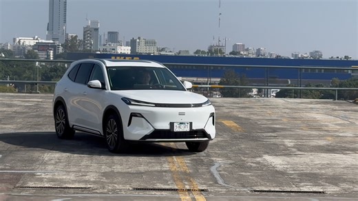 Probamos la nueva propuesta electrificada de Geely, una SUV compacta de 4.7m de largo con mecánica PHEV que puede ofrecer más de 1,000 km de autonomía combinada o, 105 km de manera 100% eléctrica, que se complementa con un agradable diseño y un equipo muy completo con detalles como ADAS, por menos de $590 mil pesos, en preventa. Definitivamente, el mejor valor por tu dinero en su categoría. Precio Preventa: $589,990 Motor: 4 cil. 1.5l Motor EV (PHEV) Potencia combinada: 259 HP Autonomía combinad