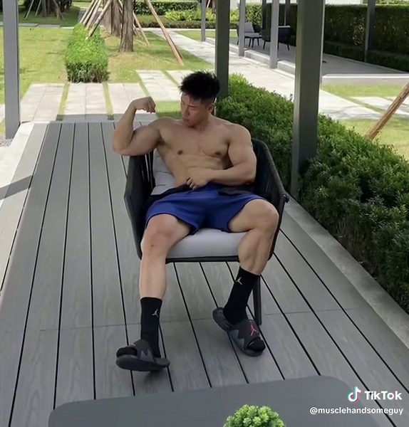 Bodybuilding Tips from a Handsome Fitness Model