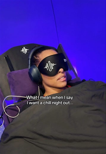 Because seriously there is nothing else like The Hum ✨ The HUM in Times Square is a full-body sound experience that makes you feel like you’re inside a concert… except calmer, deeper, and somehow exactly what your nervous system needed. It’s giving: goosebumps, deep bass, total reset, and “I didn’t know music could feel like this.” If you’re searching for new things to do in NYC, immersive music experiences, Times Square activities, or unique sound experiences in New York, this is the one everyo
