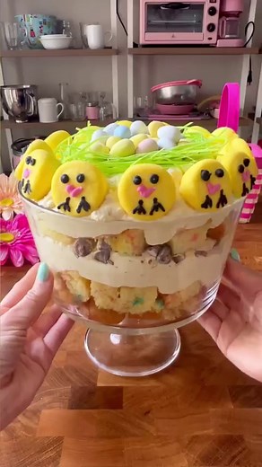 Easy Funfetti Easter Trifle 🐣 This is soooo easy but super delicious, and it would be so cute for an Easter brunch! I used the prettiest @funfetti Spring cake mix and made it according to the package. Let it cool and then cut it into cubes. Then I layered it with this combo: 3 1/2 c milk 2 pkg vanilla instant pudding 1- 8oz container whipped topping 1 c crushed shortbread cookies or golden Oreos *you don’t have to mix the cookies in if you’d rather them be chopped coarsest for a different textu
