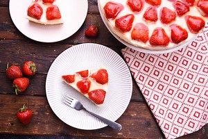 Audrey szakácsunk receptje: "Egyik nagy kedvencem a gyümölcstorta. Nagyon szeretem a régi retró verziót is, csak bosszantani szokott, hogy a végén már nincs puding és csak a sok tészta van, valamint elkészítéskor a kocsonya sokszor lefolyik, ha rendesen megrakjuk gyümölccsel. Ezért én inkább kapcsos tortaformában készítem, így sokkal szebb a végeredmény, jobb enni és nincs sok széle. :)..." Recept itt: https://www.nosalty.hu/recept/gyumolcstorta-felturbozva-mascarponeval | Nosalty