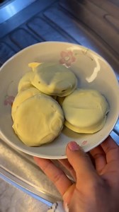 Alfajor caseiro Genteee receita mais fácil e gostosa como esse docinho eu desconheço, além de ser muito rápido de fazer 🤌🏽🥹 Bolacha Maria da sua preferência Doce de leite Chocolate ao leite da sua preferência. O ideal é usar a cobertura de chocolate, ou senão faça a temperagem. Espero que gostem meus amores 💕 . . #alfajor #receitascaseiras #doces | Doces Práticos