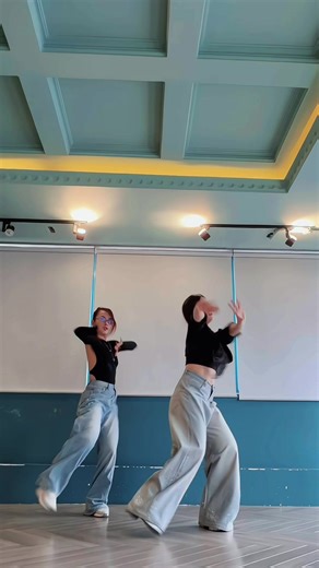 Fell Down với bé cô giáo đáng iu của chuỵ@Thế Ngọc Trân #healthylifestyle #ilovetiktok #trending #felldown #xuhuong