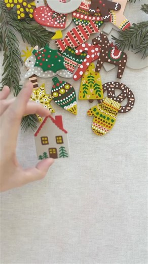 Natural clay for crafts on Instagram: "🏠 Una casita es nuestra figura 21. 🎨 ¡Y nos ha encantado pintarla! Te gusta como ha quedado? Crea la tuya, puedes pintarla como más te guste. 🔗 Recuerda que la plantilla de todas las piezas, está en nuestra bio. Vamos llegando l final ¿Qué figura prefieres, de momento? Participa en el concurso del último día, es muy fácil: ✔ Síguenos ✔ Like a los videos del calendario ✔ Y comenta #sio2claycraft #sio2plus #manualidadesconarcilla #airdryclaycreation"