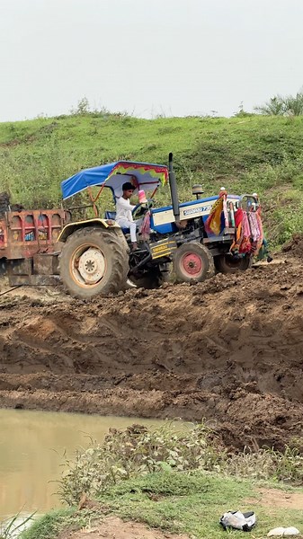 Swaraj 735 XT Pulls a Fully Loaded Soil Trailer Up a Steep Climb