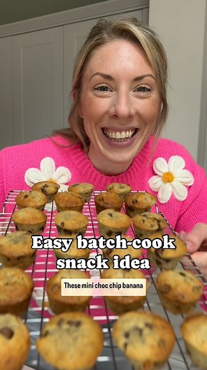 Easy batch-cook snack idea: Mini choc chip banana muffins 😍 These will last in the freezer for up to 3 months and match the perfect lunchbox item, after school snack or even breakfast on the go! Recipe: 115g (1/2 cup) unsalted butter, melted 100g (1/2 cup) golden or granulated sugar 1 large egg 1/2 teaspoon vanilla 120g (1 cup) self-raising flour 1/2 teaspoon baking soda 2 overripe bananas, mashed 100g (1/2 cup) mini chocolate chips Method: 1. Preheat oven to 180/160°C fan. Spray a 24-cup mini 