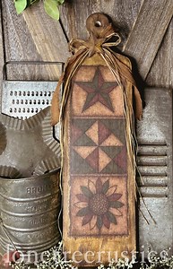 🤎 Rustic Americana Cutting Board Decor ⭐️🇺🇸🌻 Just a plain ol’ cutting board? Not anymore… I gave this Walmart find a rustic makeover using one of my free printables… and I’m officially obsessed! 🤎 A little Mod Podge, some distressing, a bit of raffia, a simple bow, and a rusty star — and BOOM… rustic Americana charm overload 🎥 Watch how I made it and be sure to grab the free printable below ⬇️ — ALSO don’t forget to follow for more DIY inspo free printable images every ModPodge Monday! 🤎�