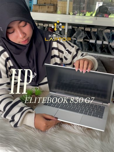 LAPTOP BOS MUDA, SPEK GAK BERCANDA! 🚀 Cuma di Klinik Laptop Kudus kamu bisa dapet HP Elitebook 830 G7 se-mulus ini! Laptop seri business kelas atas yang bikin kerjaan kamu makin sat-set dan makin pede pas meeting. Spek Gahar: 🔥 Intel Core i7 Gen 10 (Performa juara!) ⚡ RAM 8GB / SSD 256GB 🖥️ Layar 13