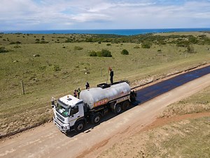 🚧 𝗗𝘂𝘀𝘁 𝗦𝘂𝗽𝗽𝗿𝗲𝘀𝘀𝗶𝗼𝗻 𝗧𝗿𝗶𝗮𝗹 𝗼𝗻 𝘁𝗵𝗲 𝗥𝗼𝗮𝗱 𝘁𝗼 𝗬𝗲𝗹𝗹𝗼𝘄 𝗦𝗮𝗻𝗱𝘀 🚧 We’ve just had a trial application of a dust suppression product on a portion of the gravel road leading into Yellow Sands Caravan Park. The video shows the application process in action—check out our drone footage of the Liesen Bitumen truck getting it done! A big thanks to Page-Wood Valley for coordinating this and Liesen Bitumen for the product application. If you’re looking for roadwork service
