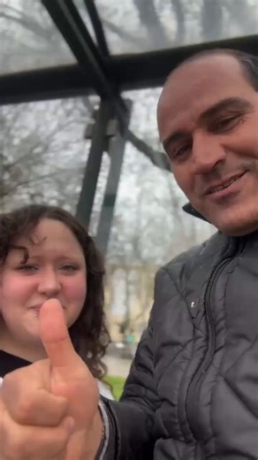 ابن العرص دا بيعمل كدا مع البنات في الشارع وهو نكره محدش يعرفه تخيل ممكن يكون كان بيعمل ايه في مصر مستغل البدلة الميري اللي لابسها او تخيل ممكن يكون بيعمل ايه مع البنات في السجون اللي لا حول لهم ولا قوة ومفيش حد يحميهم ولا دولة تجيب حقهم.