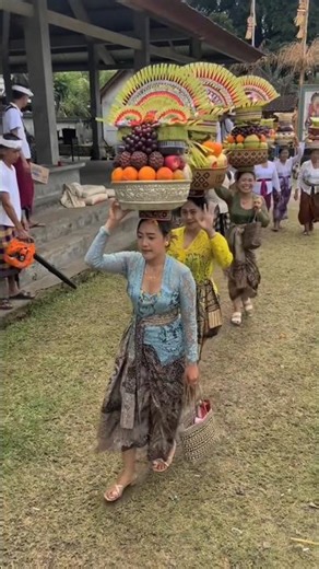 para ibu ibu membawa banten gebogan ke pura
