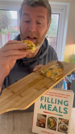 Lindsay Wilson - Online Coach on Instagram: "Cottage Cheese Cheats Quiche - Save Recipe 👇 I like this one a lot. The extra volume from the cottage cheese plus the added electrolytes make it more filling than some early iterations. I don’t even like cottage cheese but it works for me here Nutrition - 500 kcal (44P, 41C, 17F) + 3g fibre 1 high protein wrap 30 grams spinach 3 medium eggs 150g low fat cottage cheese Not much to it. Throw your ingredients on, mix with a fork and bake for 15 minutes