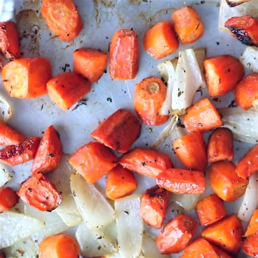 1K views | This Roasted Carrots recipe couldn’t be simpler. Just peel and chop the carrots, toss them with oil and seasoning, then roast until tender and beautifully caramelized. That’s all there is to it! Enjoy them as a delicious side dish or use them for easy meal prep throughout the week. Recipe  https://www.healthyseasonalrecipes.com/roasted-carrots/ | Healthy Seasonal Recipes | Facebook
