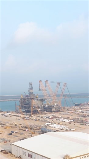 Kiewit on Instagram: "You could call our Heavy Lifting Device (HLD) one of the strongest pieces of equipment we own. With a lift capacity of 12,500 tons at a 240-foot radius and a hook height of more than 400 feet, it’s the largest onshore lifter in North America. At 500 feet tall, the HLD towers over Corpus Christi Bay in Texas and has lifted more than 557 million pounds since its first use in 2004."