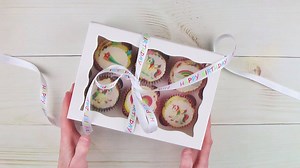 We get a lot of questions about how to put together our cupcake boxes, so we made this little tutorial to show you how easy it is! 🎂 . Our cupcake boxes hold anything from one to 24 cupcakes. Check out our range here: http://www.cakecraftworld.co.uk/shop/837/cupcake-boxes/ ✨💕 | Cake Craft World - Official Site