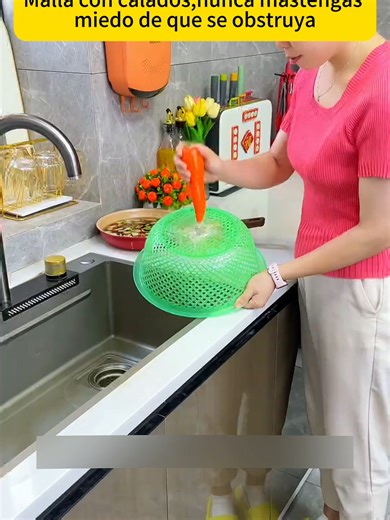 It turns out that if you just install a hook and a draining storage bag on the faucet, leftover food residues won't clog the sink when you pour them out. It can also store cleaning tools.#SinkDrainingRack #SinkDrainingBasket #DrainingBasket