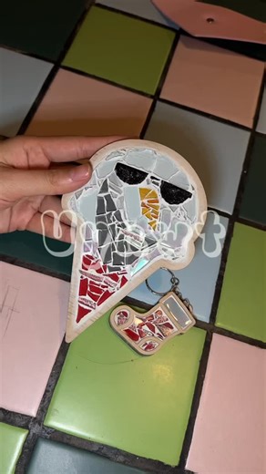 Tòong Teng ® Mosaic on Instagram: "🍧A cutie mosaic #icecream • crafted tile by tile, infused with playful Olaf-inspired symbol ☃️❄️ Immersed yourself in this glossy colors, icy textures, and that unmistakable teen-pop Y2K mood !! ⛄️🧶 adorable, Pop Art and effortlessly cool. Where handmade mosaic art meets sweet imagination and early-2000s sparkle✨ TOONGTENG × UYNWT 🎨 Mọi người hỏi tranh Mosaic chủ đề #Xmas nhìu, nên là hôm nay @toongteng.mosaic show cho mọi người xem clip quy trình: “Kem ốc q