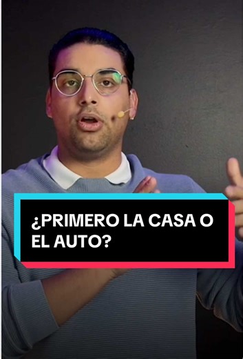 Si estás pensando en comprar carro y casa al mismo tiempo… detente un segundo. 🚗🏠 El banco no evalúa lo que tú quieres comprar primero. Evalúa cuánto ganas y cuánto ya estás comprometido a pagar cada mes. Y ahí es donde un auto financiado puede bajarte drásticamente el monto que te aprueban para una propiedad. 💳📊 He visto personas dar miles de dólares de inicial por un carro que se deprecia desde el día uno, cuando con una estrategia distinta pudieron haber calificado primero para una casa y