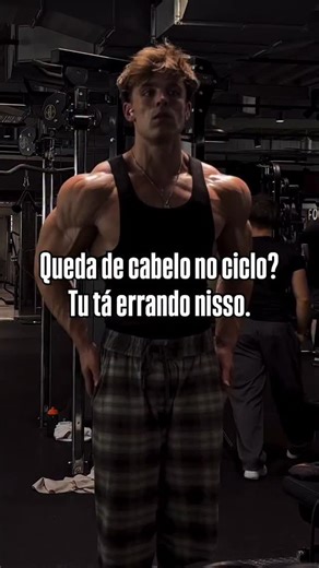 Guilherme S on Instagram: "A maioria usa testosterona como base. Mas testosterona converte em DHT. DHT causa queda de cabelo. Se você já tem propensão genética? Testosterona vai acelerar a queda. Pior ainda se você adiciona Masteron, Winstrol, Proviron. Todos derivados de DHT. Você multiplica o problema. Deca (nandrolona) é diferente. Deca converte em DHN. DHN é MENOS androgênico que DHT. Resultado? Menos queda de cabelo. A solução não é evitar ciclo. É montar o protocolo certo. Usar esteroides 