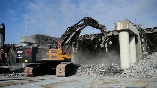 Volvo EC 750E sloopkraan met Demarec DCC-65 betonschaar - Lek Sloopwerken | Geert-Yke Rusticus