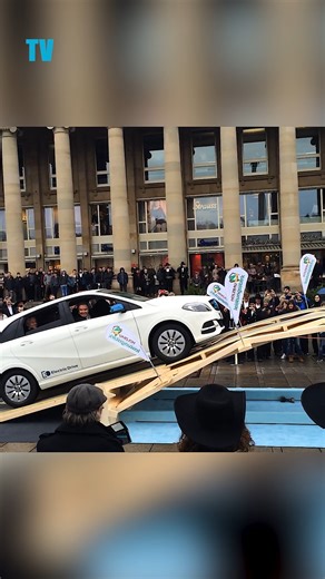 Leonardo da Vinci's self-supporting wooden bridge uses interlocking beams for strength and quick assembly. Without nails, it’s ideal for military use, supporting heavy loads and inspiring modern engineering. #DaVinciBridge #WoodenBridge #InnovativeEngineering #SelfSupportingBridge #MilitaryDesign #EngineeringGenius #HistoricalEngineering #BridgeBuilding #CreativeDesign #LeonardoDaVinci | Tech Vision yt