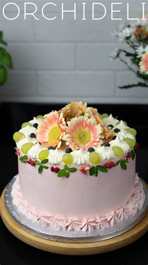 Delikatny, kremowy tort o smaku truskawek i białej czekolady – połączenie, które zawsze się udaje. 🎂 Przepis na tort truskawkowy z białą czekoladą znajdziesz w najnowszej książce Creme de la creme 4. ✅ Biszkopt 🔸Składniki na tortownicę 20 cm ◽️ 5 jajek L ◽️ 2/3 szklanki cukru (150 g) ◽️ 1 i 1/3 szklanki mąki (200 g) ◽️ 3 łyżki oleju słonecznikowego lub rzepakowego (30 g) ✅ Poncz do nasączenia ◽️ 1 szklanka przegotowanej wody (250 ml) ◽️ 2 płaskie łyżeczki cukru ◽️ sok z cytryny (do smaku) ✅ Że
